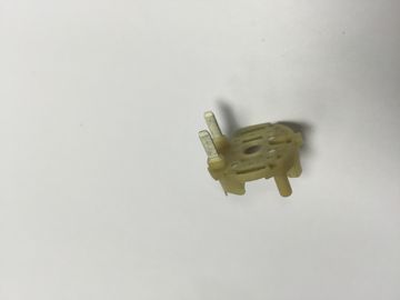 Bagian Mesin Vertikal overmold Plug Insert Injection Moulding untuk charger